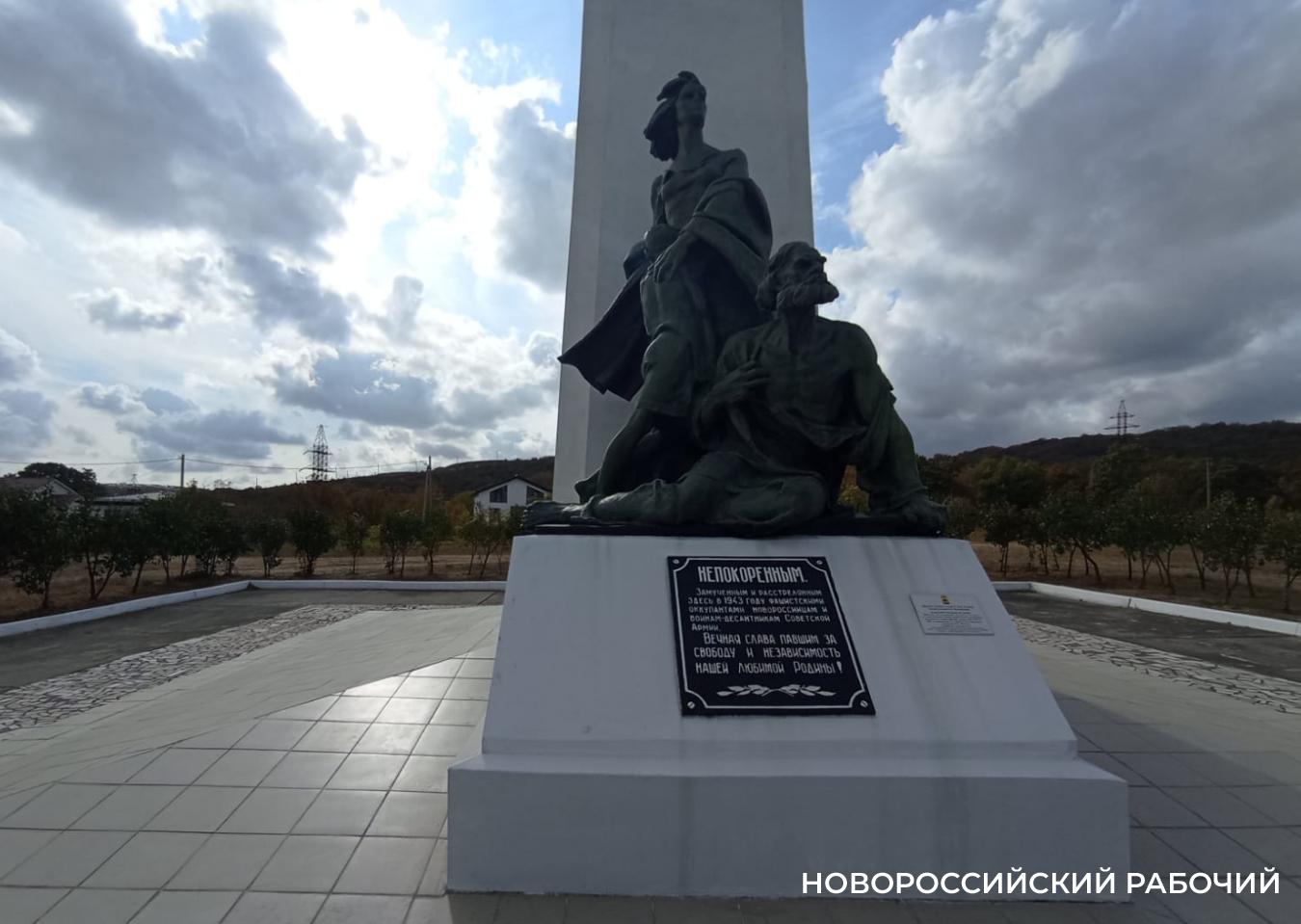 В Новороссийске от памятника жертвам фашизма убрали контейнеры. Теперь рядом паркуются большегрузы. Видео «НР»