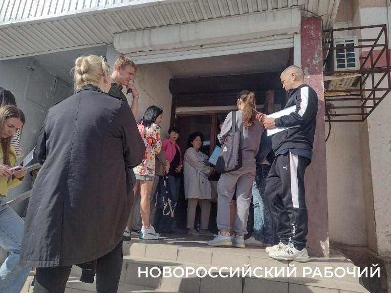 В Новороссийске отменили сроки предъявления штампов о гражданстве. Но очереди остались?