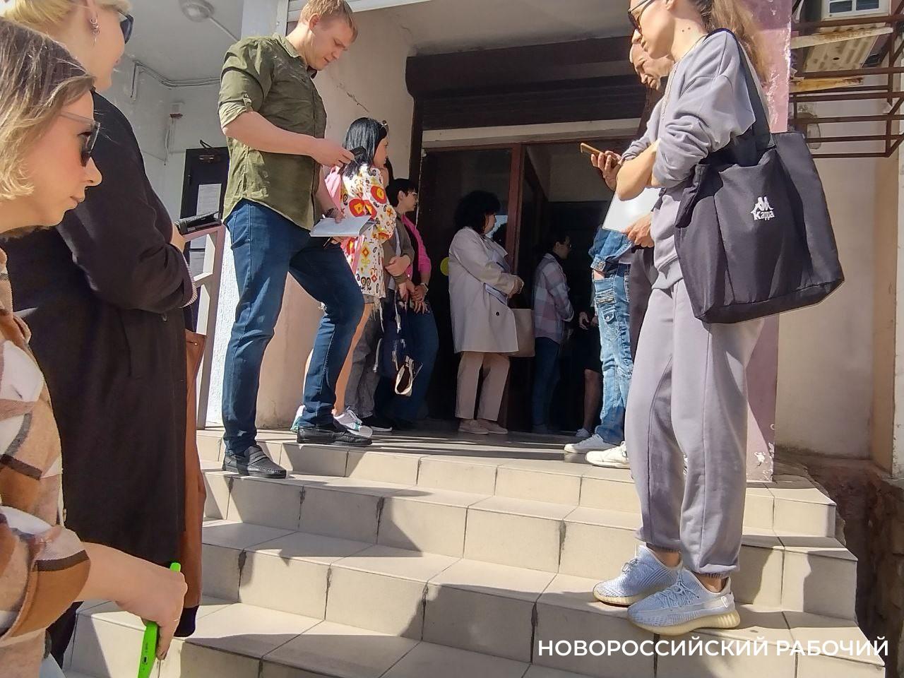 «Вы опоздали! Записываются с 4 утра!» В Новороссийске родители часами стоят в очереди за штампом о гражданстве
