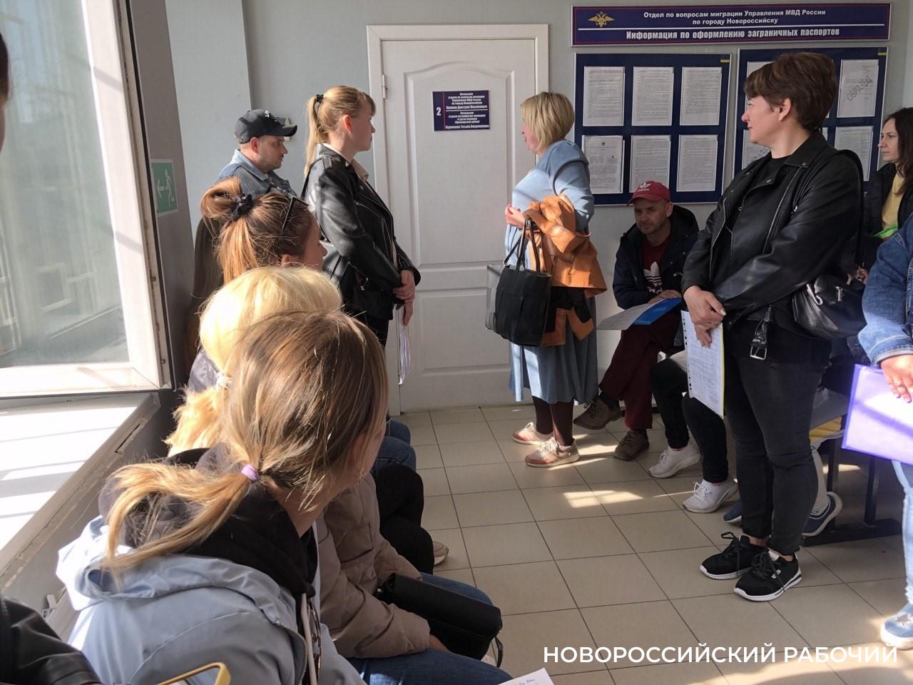Новороссийцев все-таки никто не торопит за штампами о гражданстве. А отчислять из школ детей мигрантов не будут?