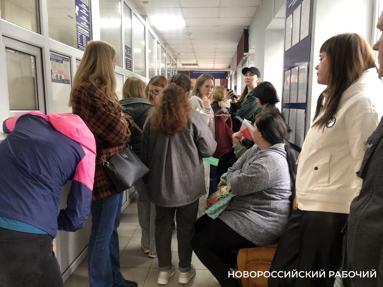 В Новороссийске очереди за штампом о гражданстве сохраняются, несмотря ни на что