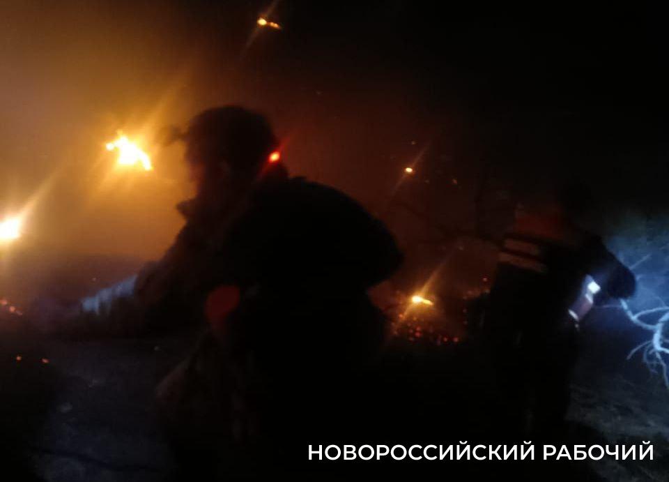 В Новороссийске загорелся склон Колдуна
