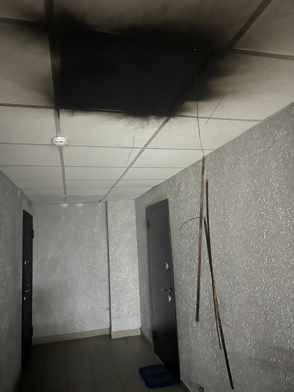 «Оголенные оплавившиеся провода так и свисают!» Пожар начался на 15 этаже многоэтажки в Новороссийске, а противопожарная сигнализация не сработала
