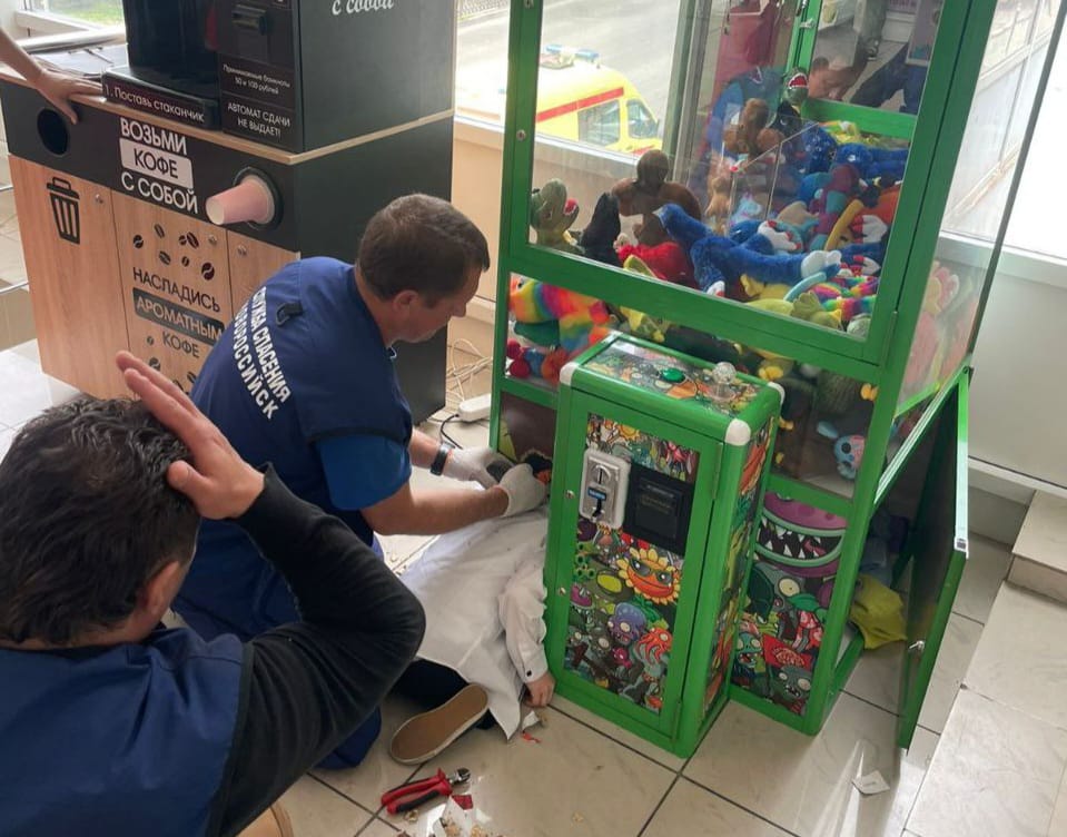 В Новороссийске вытаскивали мальчика из автомата игрушек