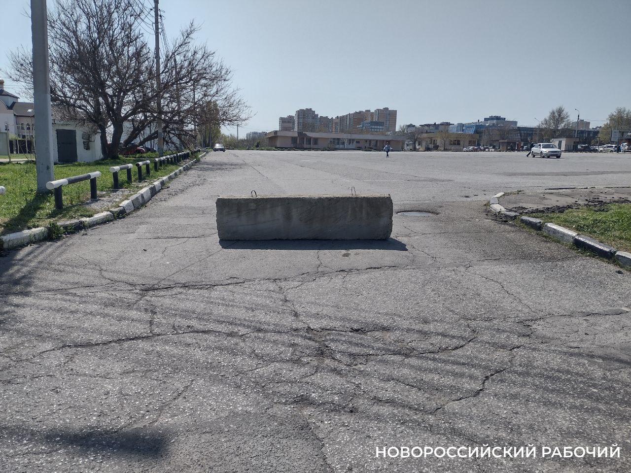 В Новороссийске перекрыли въезд на стоянку у косы для подготовки к параду 9 Мая