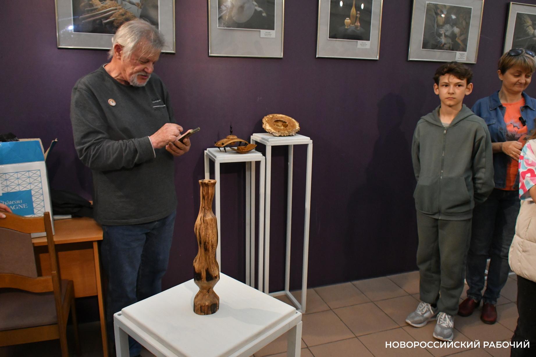 На выставке токарной миниатюры в Новороссийске показали вазочку, которая сделана из 6 тысяч деталей
