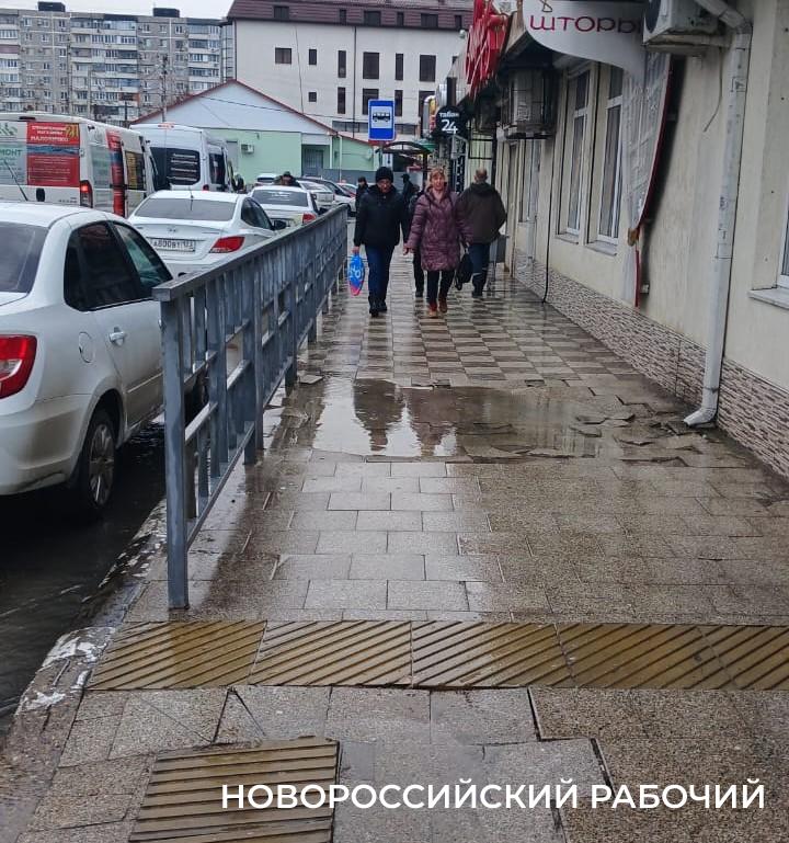 В Новороссийске появился неизвестный, который за свой счет ремонтирует тротуары. Помогите найти!