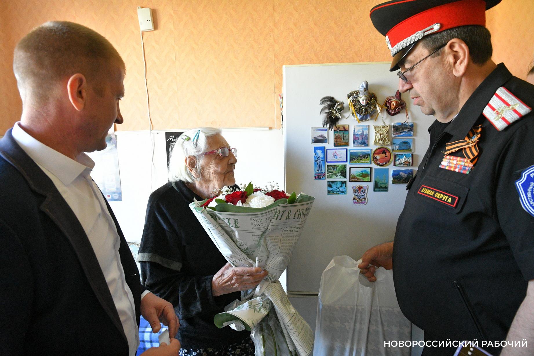 В Новороссийске прошли специальные парады для героев праздника, ветеранов Великой Отечественной войны
