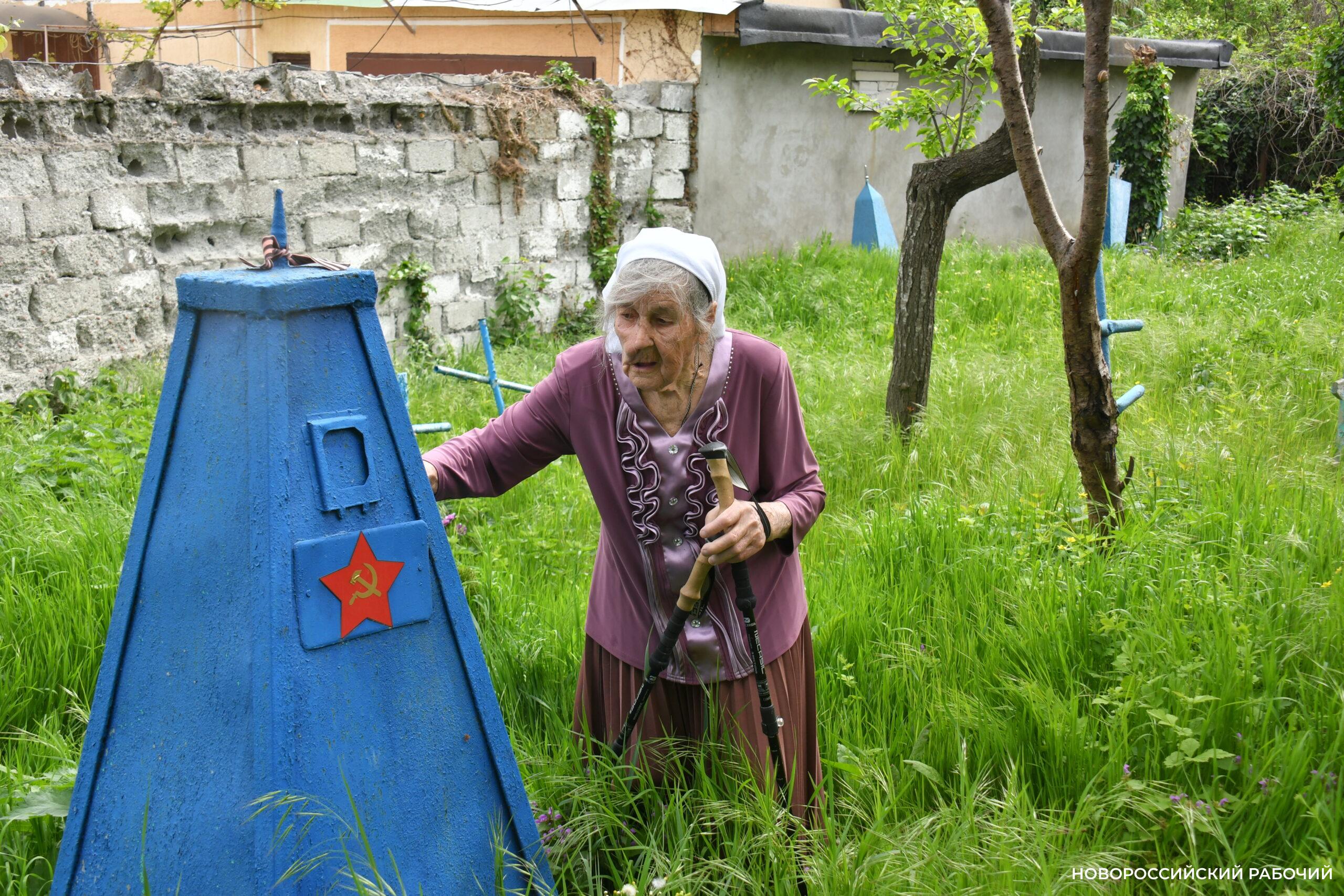 Баба Люба и ее солдатики. 34 года пенсионерка из Новороссийска ухаживает за безымянным кладбищем