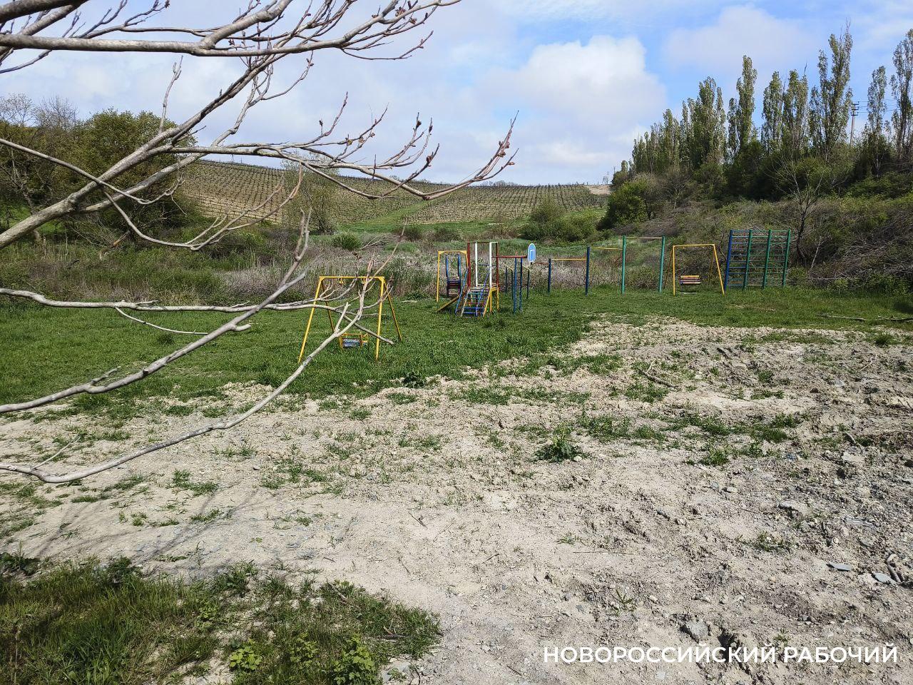 Детскую площадку в пригороде Новороссийска восстановят после суда с подрядчиком