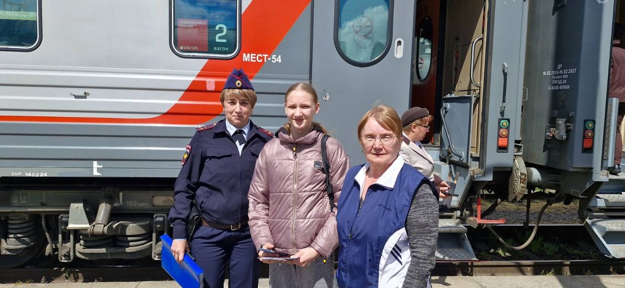 В Новороссийске сотрудница полиции помогла бабушке, потерявшей деньги и билеты на поезд