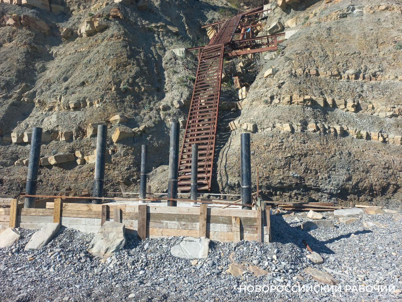 Знаменитую лестницу с горы на пляж под Новороссийском начали ремонтировать