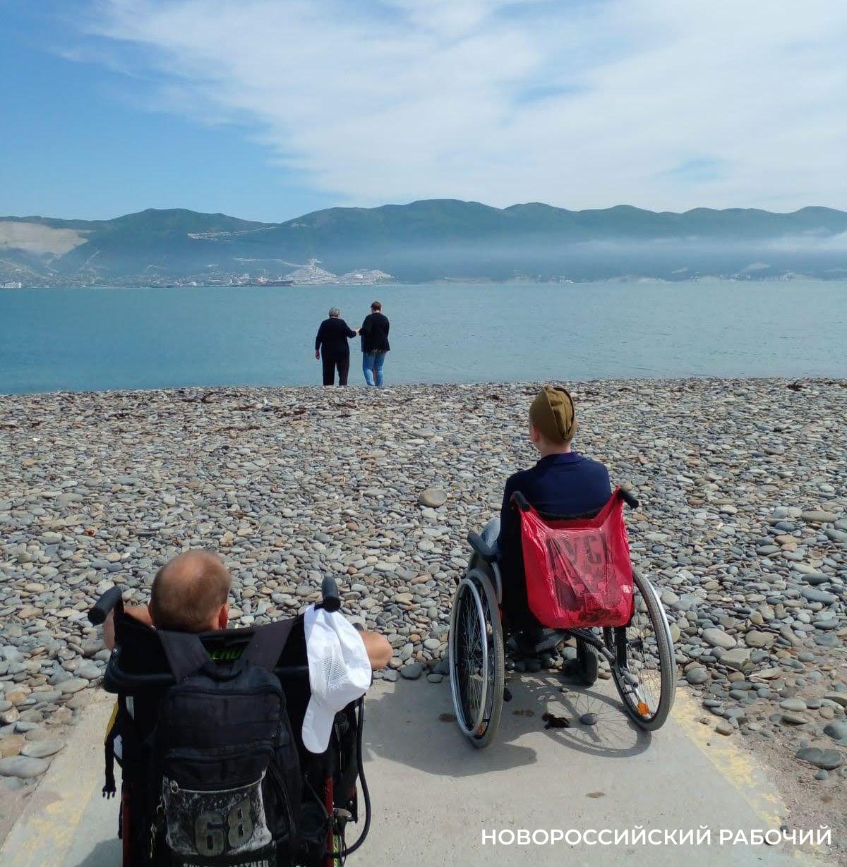 В Новороссийске на «доступном» пляже инвалиды не могут подойти к воде