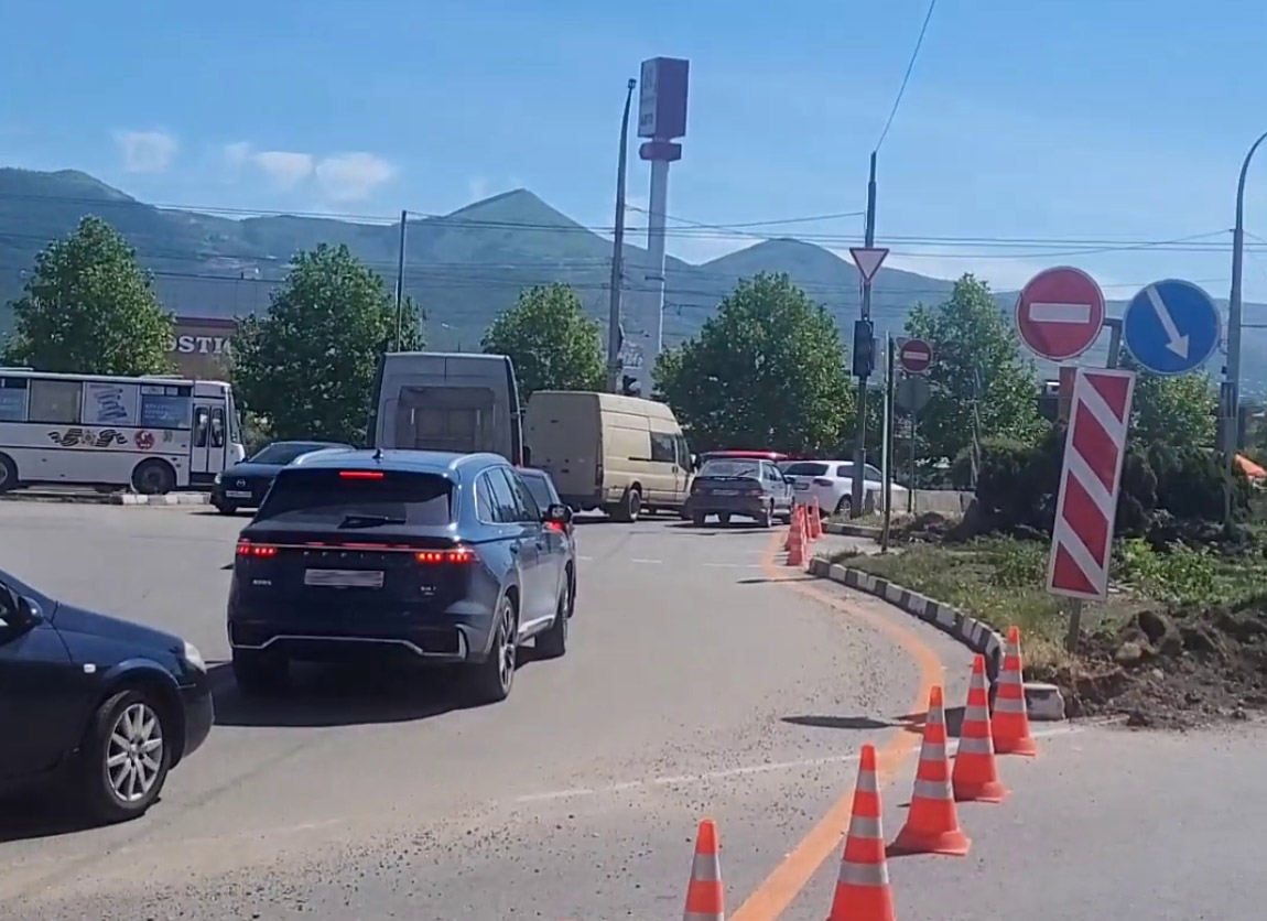 В Новороссийске из-за реконструкции развязки с утра образовались пробки на Анапском шоссе