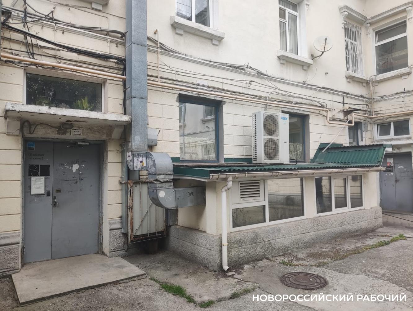 Соседство с общепитом не дает покоя пенсионерке из Новороссийска