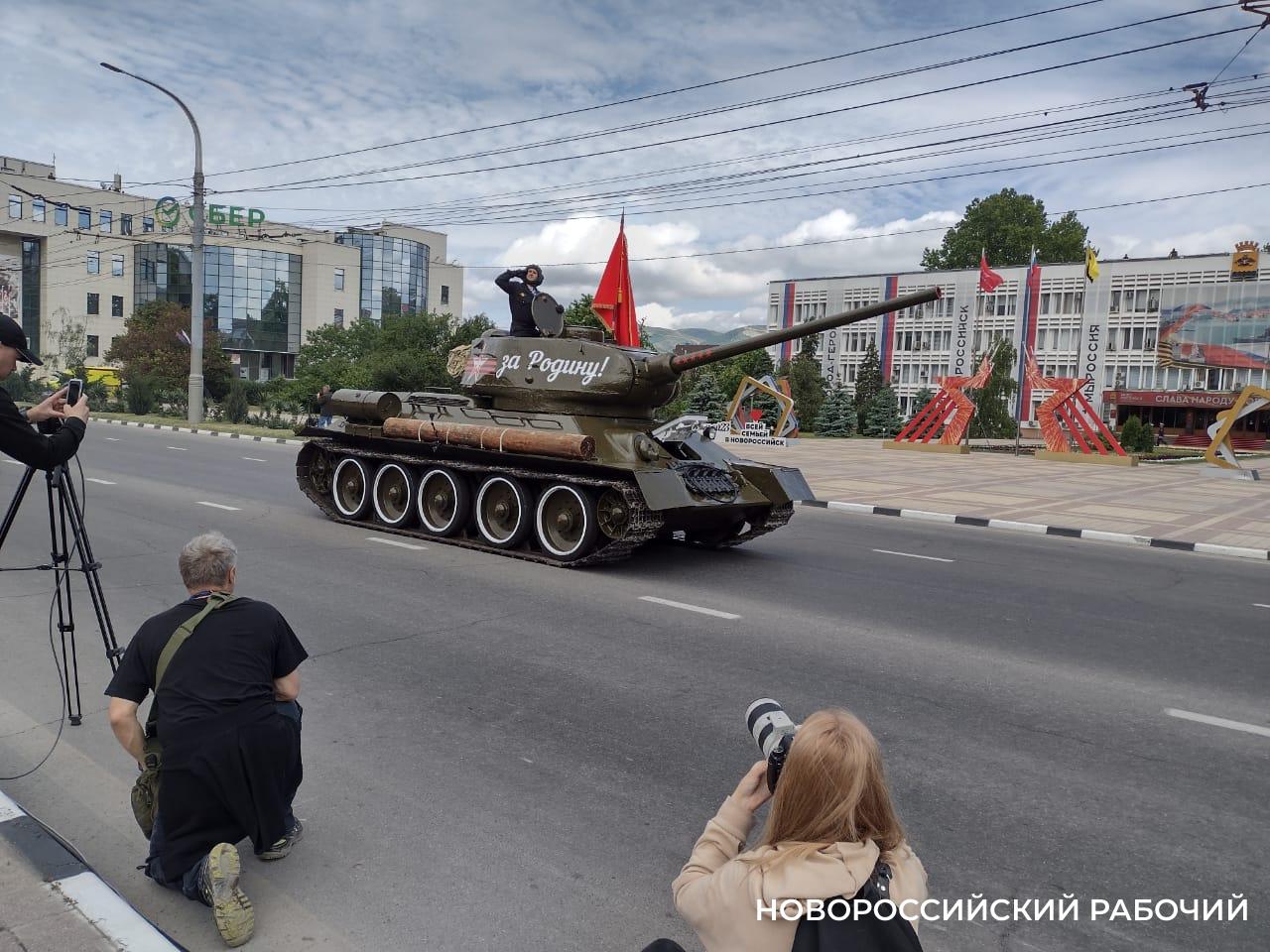 Парад Победы в Новороссийске открыл танк, который 20 лет был памятником