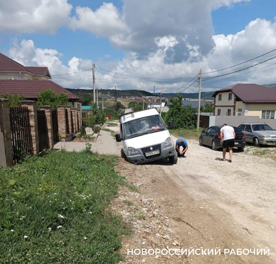 В Новороссийске машина провалилась в траншею газопровода