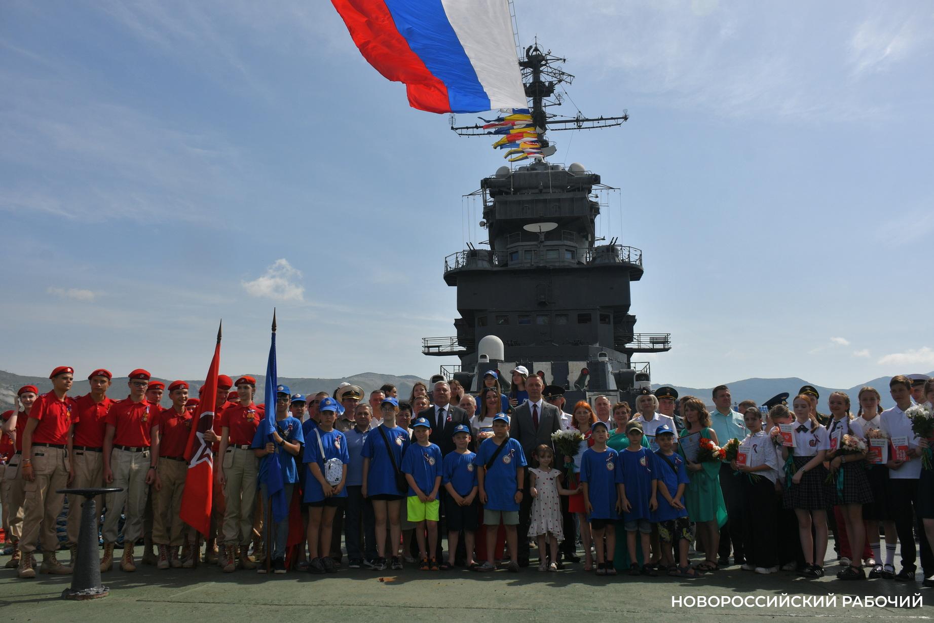 Сегодня в День России юным жителям Новороссийска вручили первые паспорта, а еще поздравили активных выдающихся жителей города