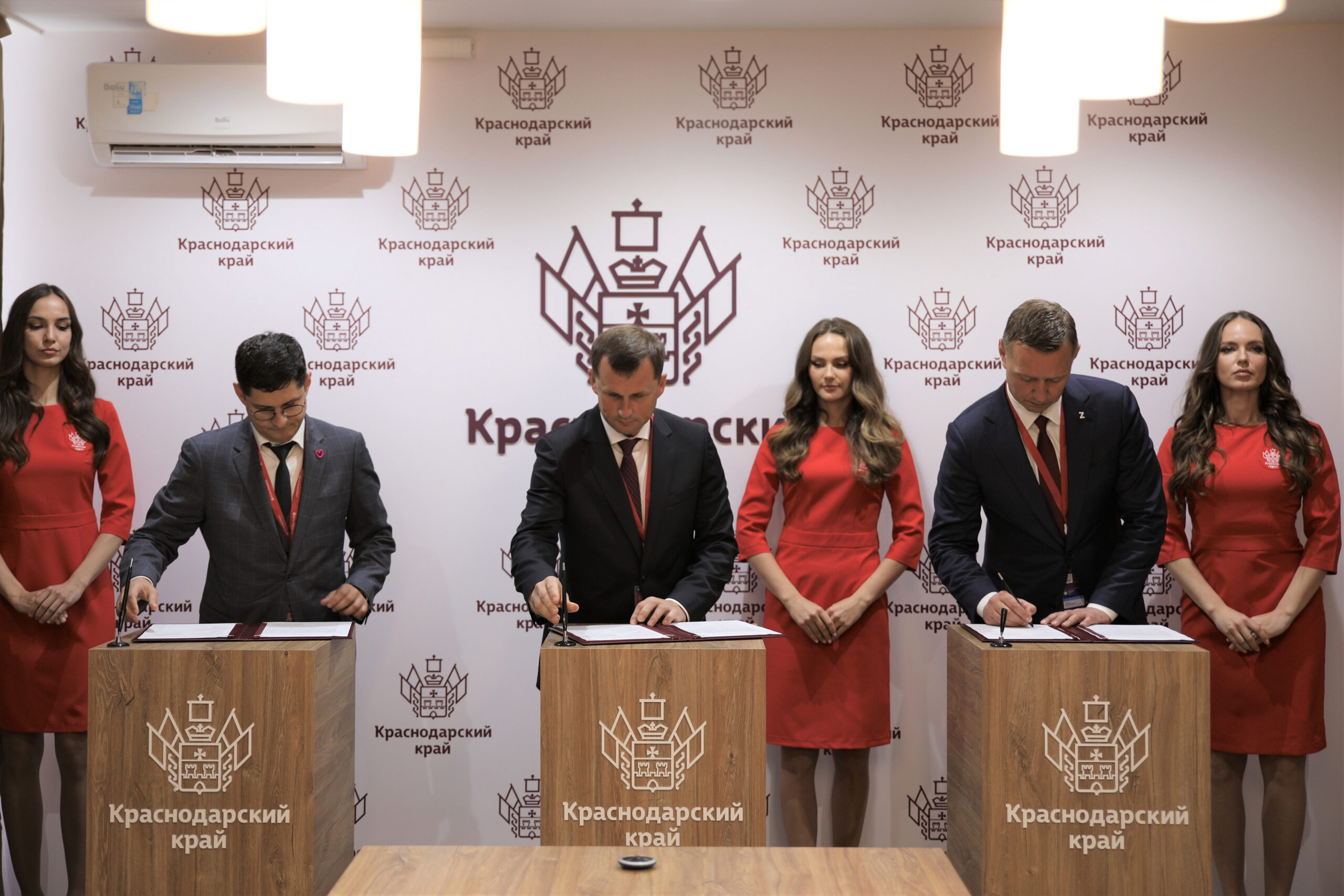Салаты, вино и виноградники: Новороссийск подписал первые инвестсоглашения на экономическом форуме в Санкт-Петербурге