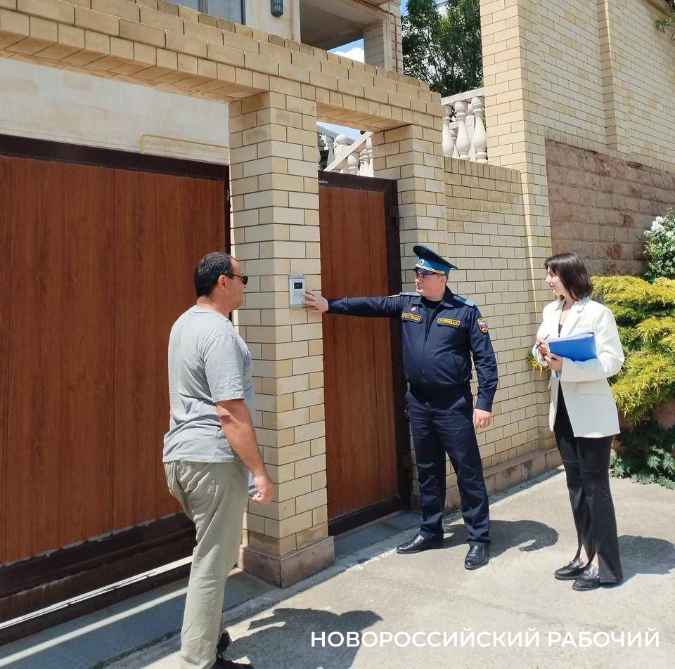 К жителям Новороссийска, которые задолжали 13 миллионов рублей, приставы пришли домой