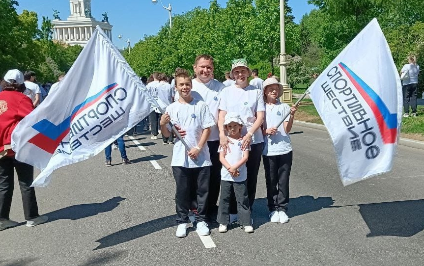 «Не променяем природу на компьютерные игры!»Самая спортивная семья Новороссийска прошла в параде-шествии на ВДНХ