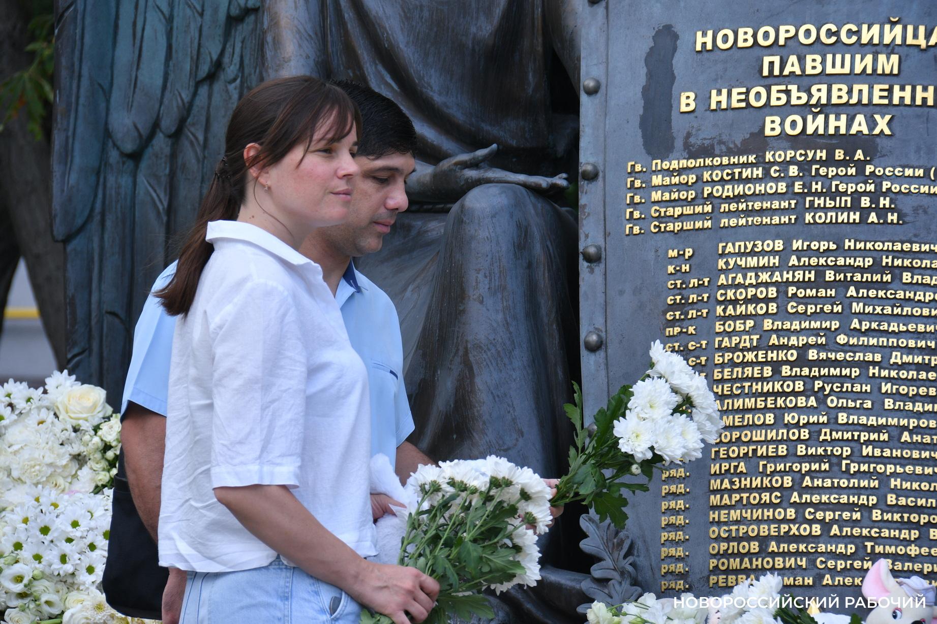 Новороссийцы весь день идут к памятнику, чтобы почтить память детей Донбасса