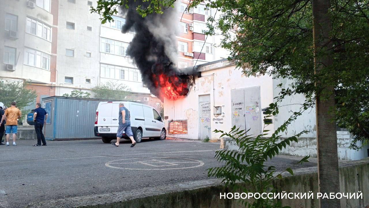 В Новороссийске загорелась подстанция