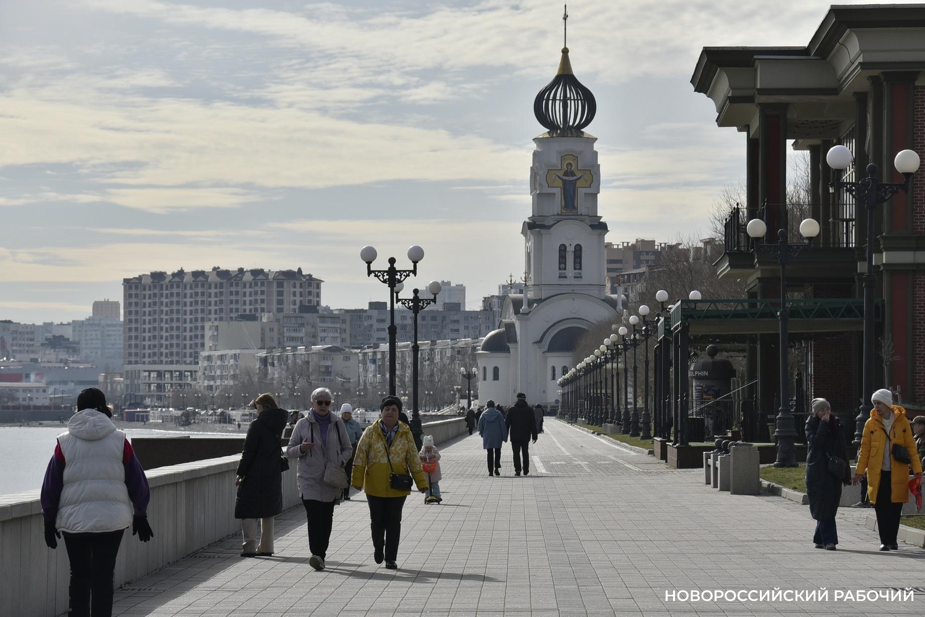 Новороссийску нужно больше троллейбусов, дорог, водоводов, школ и цветов. На что нашли деньги?