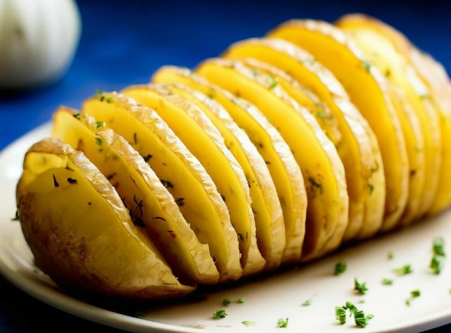 Картошка-гармошка с чесноком и укропом в духовке