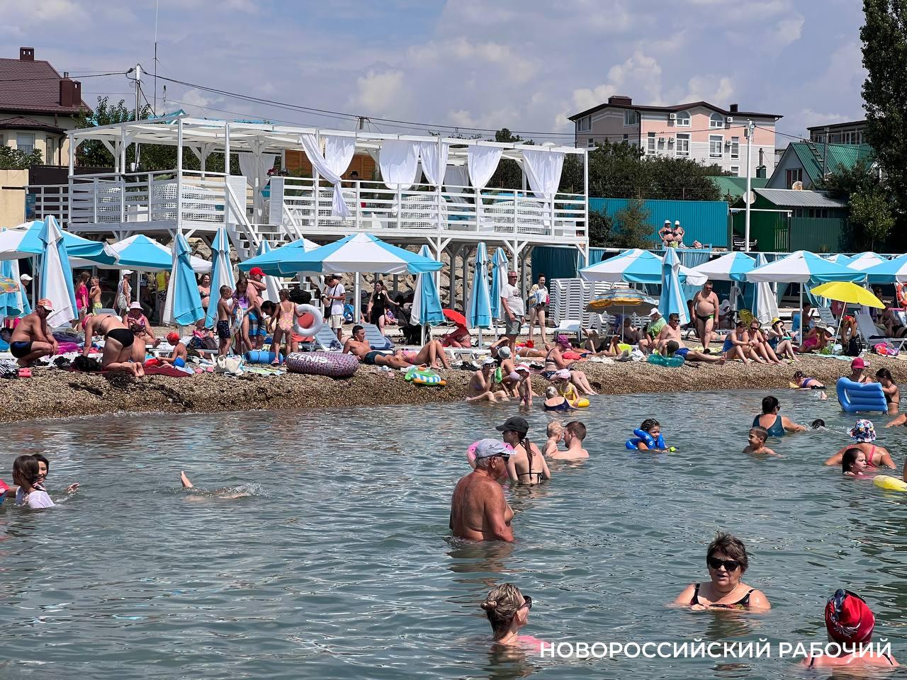 «Не за тем приехали!» На пляже в элитном пригороде отдыхающим «по барабану» перебои с водой и светом в Новороссийске