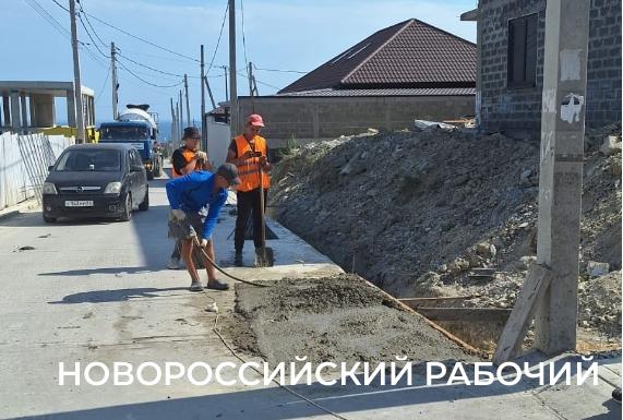 В Новороссийске почти 3 месяца не восстанавливала дорогу, которую люди сделали за свои деньги. Частника накажут?