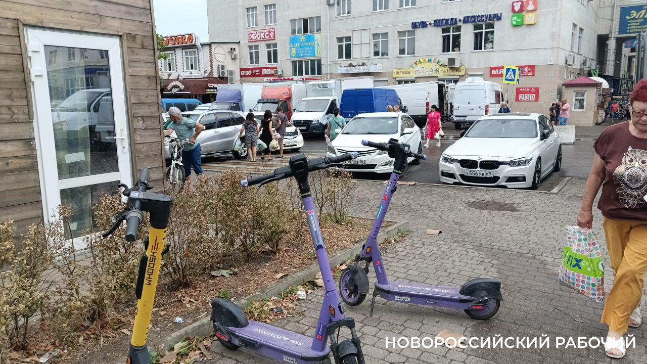 Движение самокатов на набережной Новороссийска запретили. Почему же они катаются как ни в чем ни бывало?