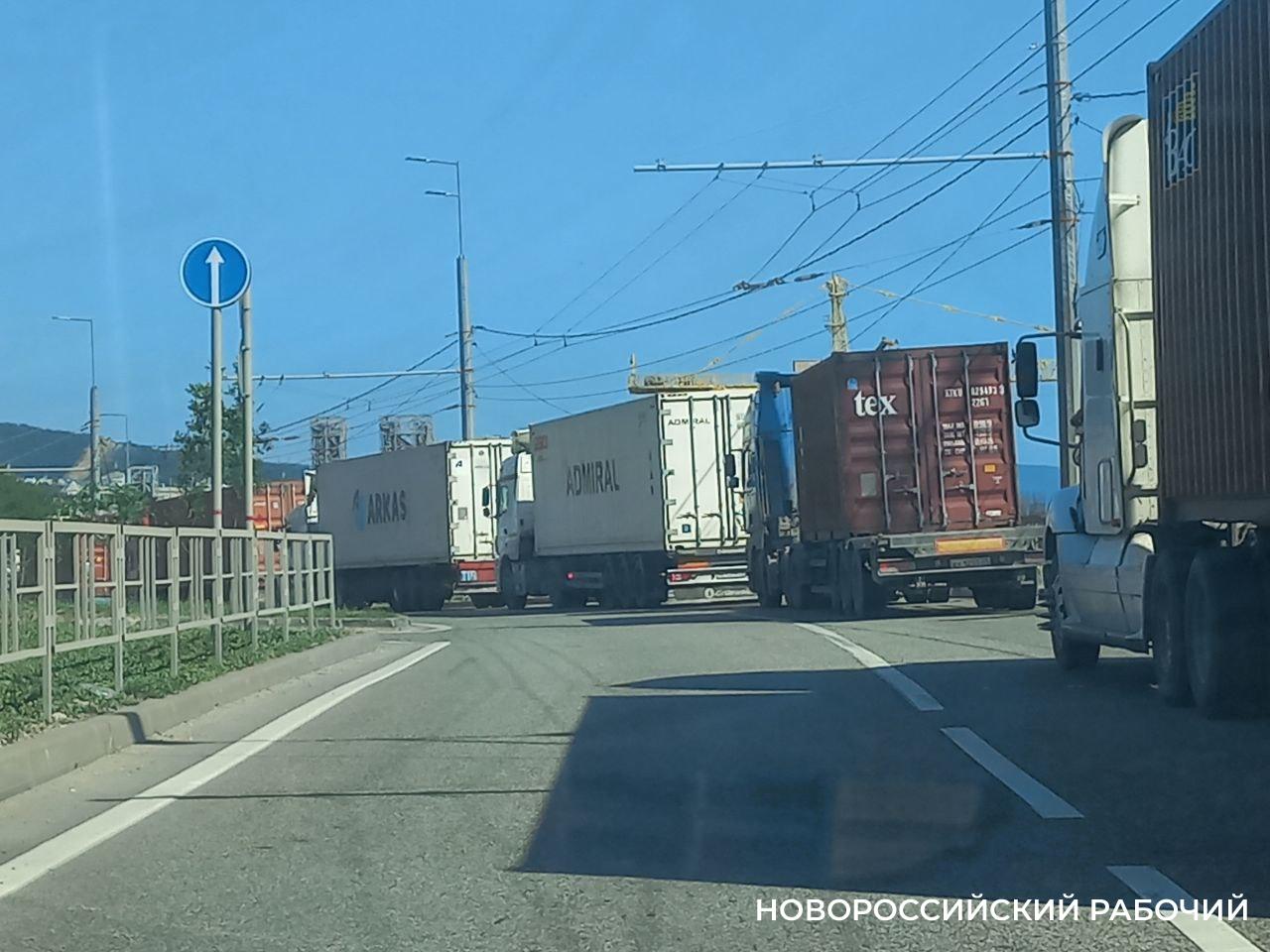 В Новороссийске женщина погибла из-за бортика колеи, который накатали большегрузы