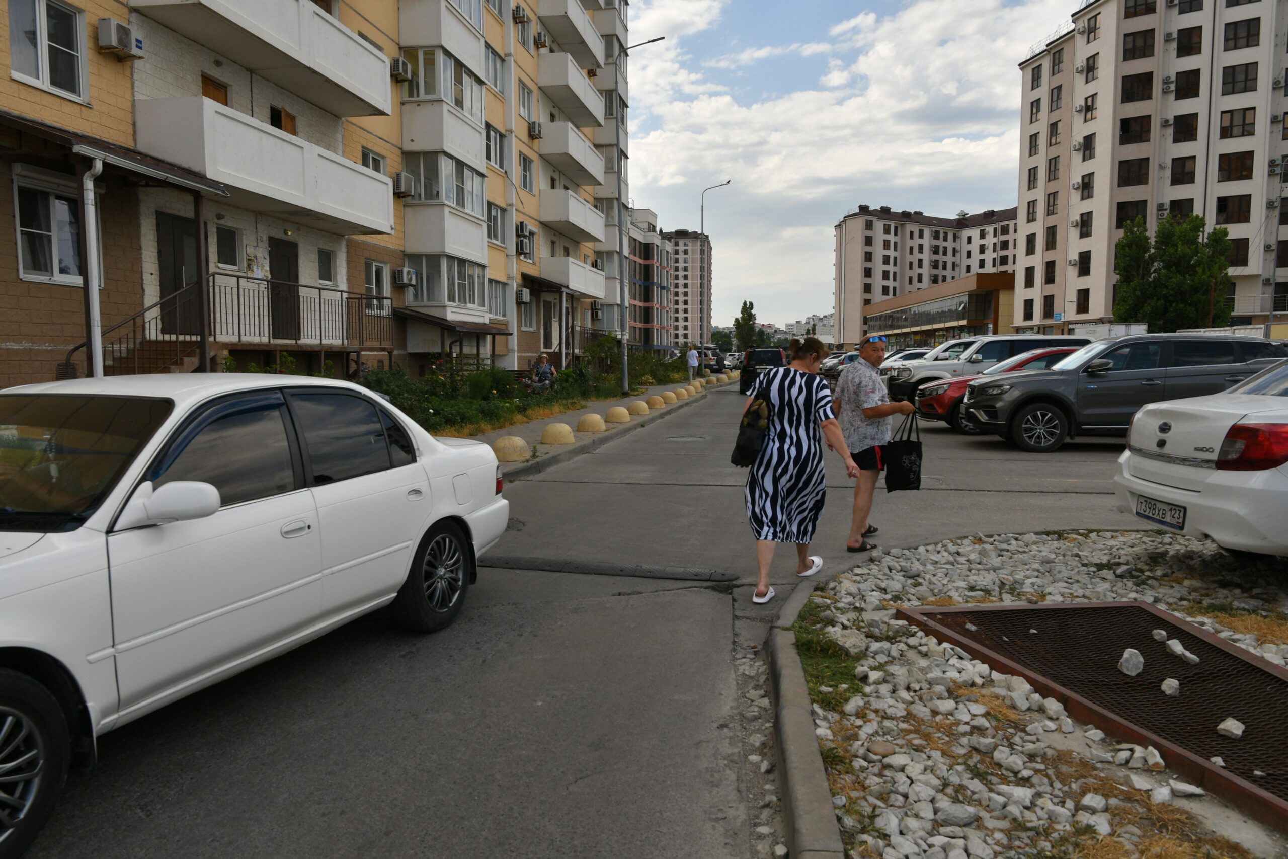 Водители в Новороссийске срывают знаки, чтобы проезжать с ветерком по дворовым территориям. Непобедимый «сквозняк»?