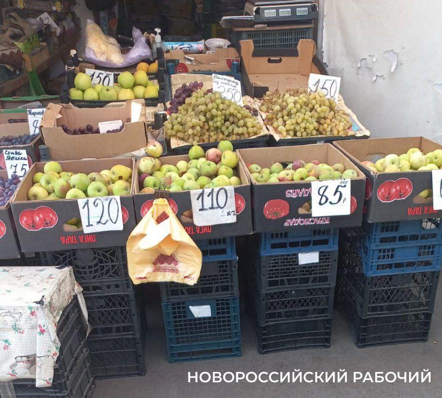 В Новороссийске появились в продаже дорогие молодые яблоки, но прошлогодние не сдаются