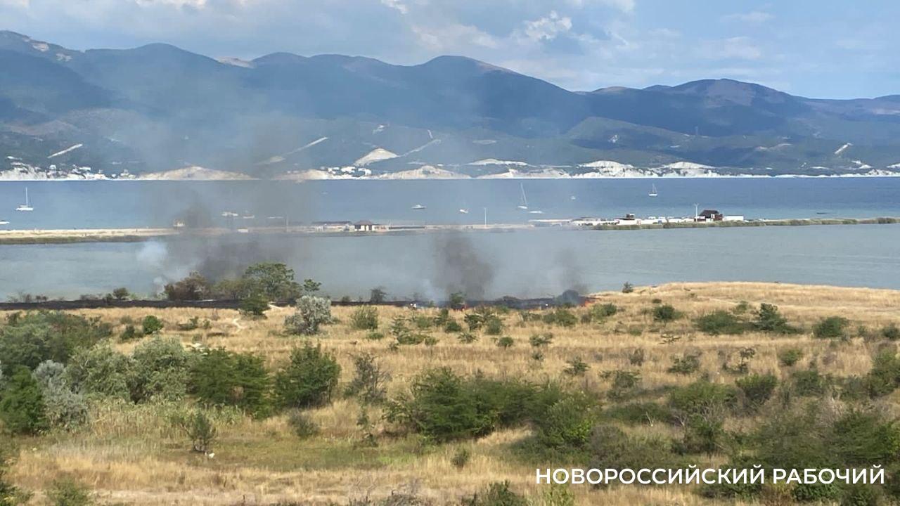 В Новороссийске снова загорелся участок вблизи Суджукской лагуны