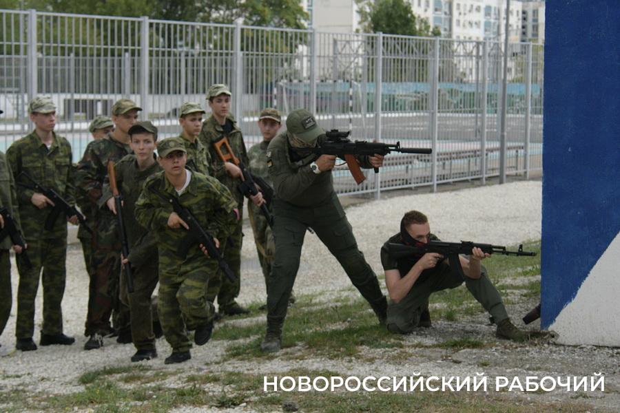 Новороссийских детей обучают собирать автомат и спасать товарища в Центре военно-патриотического воспитания «Авангард»