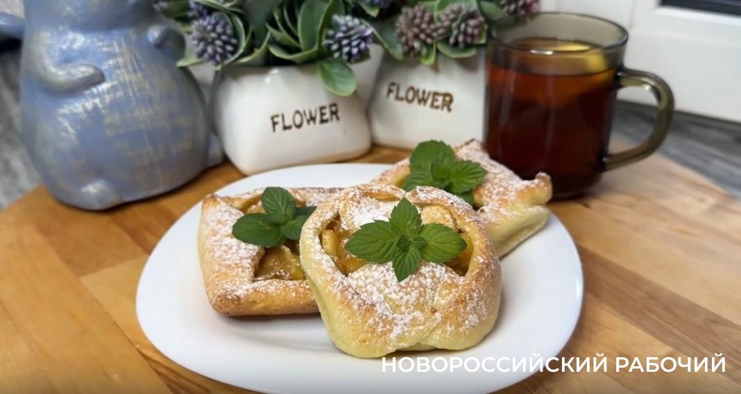 Булочки на творожном тесте с яблоком и бананом