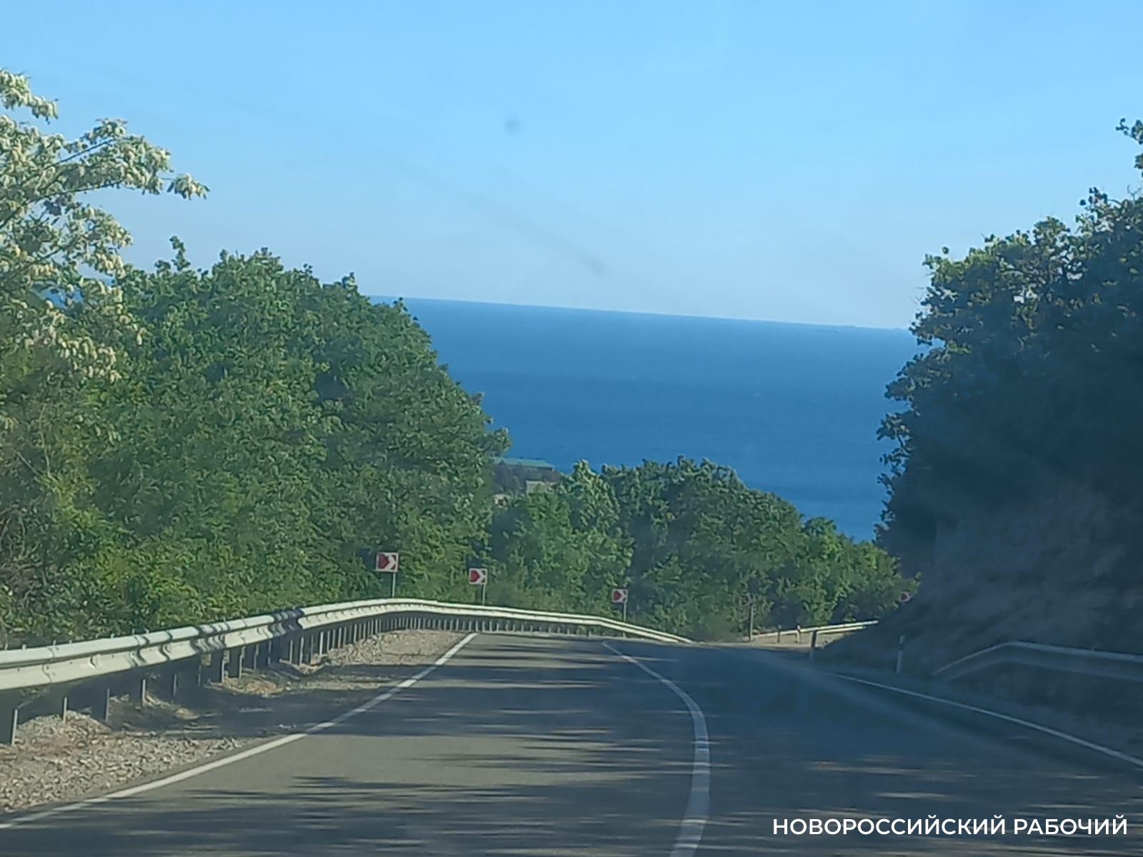 В Новороссийске по дороге с моря пьяный водитель столкнулся с забором, есть пострадавшие