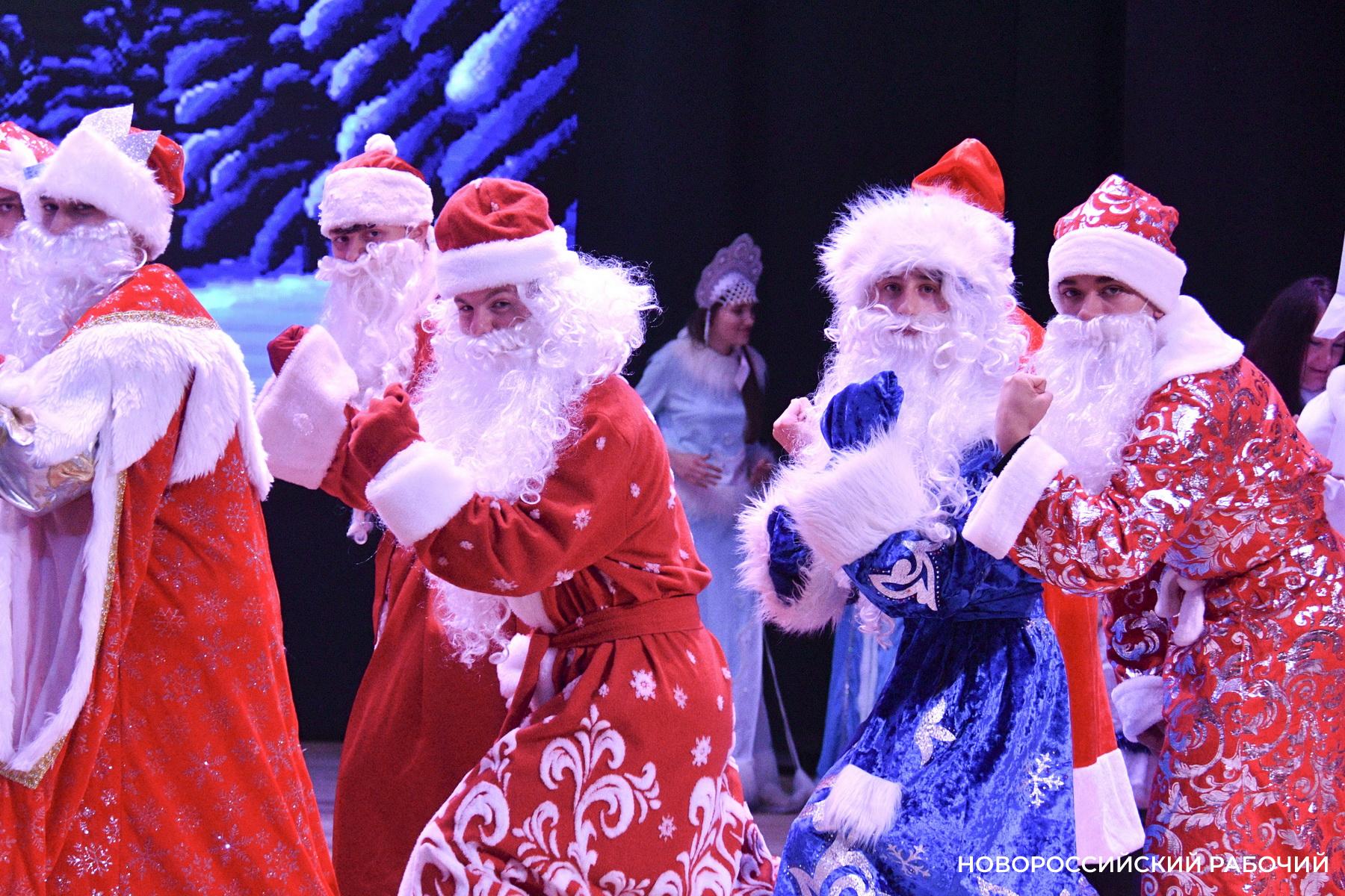 До Нового года осталось 26 дней! Сколько в Новороссийске стоит поздравление от Деда Мороза и Снегурочки