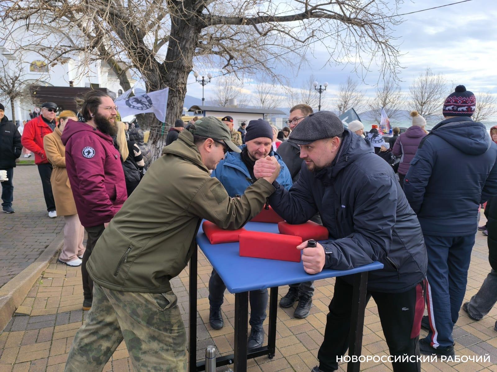 В Рождество жители Новороссийска прыгали в мешках, перетягивали канат и приобщались к традиционным русским забавам