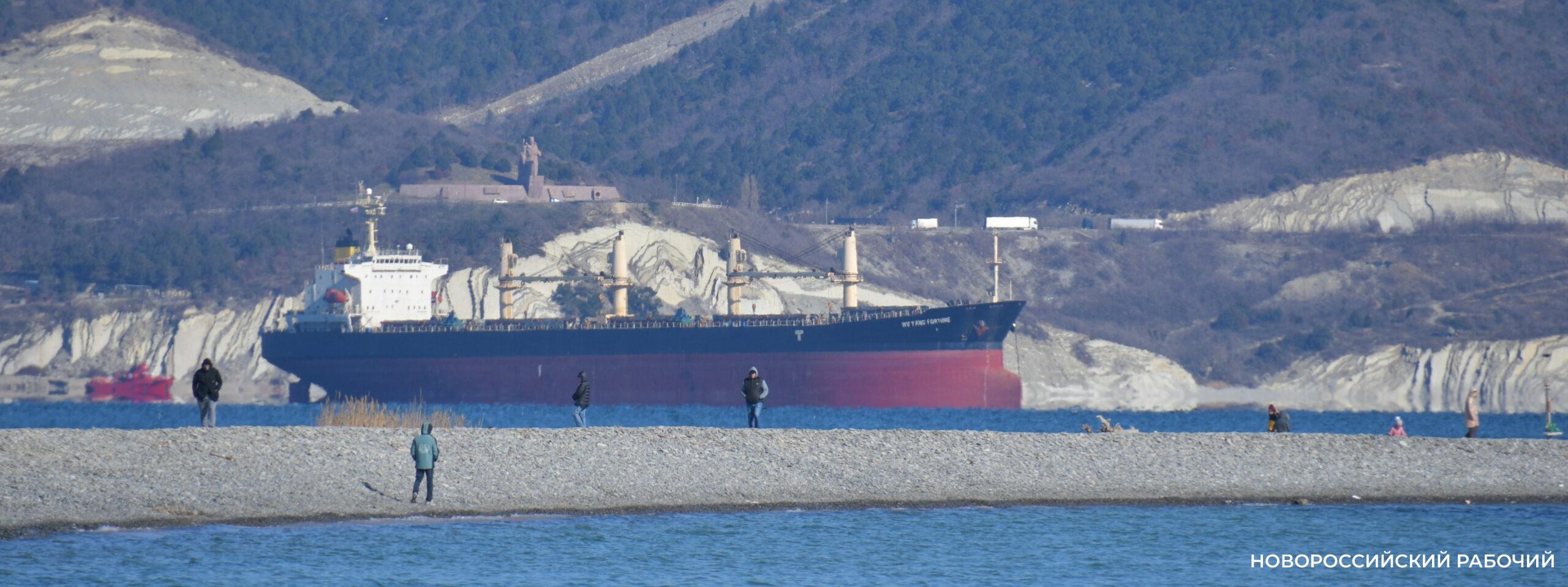 Новороссийские депутаты разбирались с запахом нефти, на который жалуется весь город