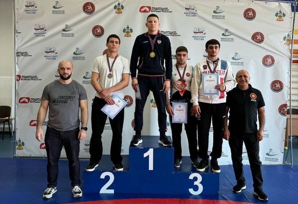 8 борцов из Новороссийска будут бороться за право выступить на чемпионате России