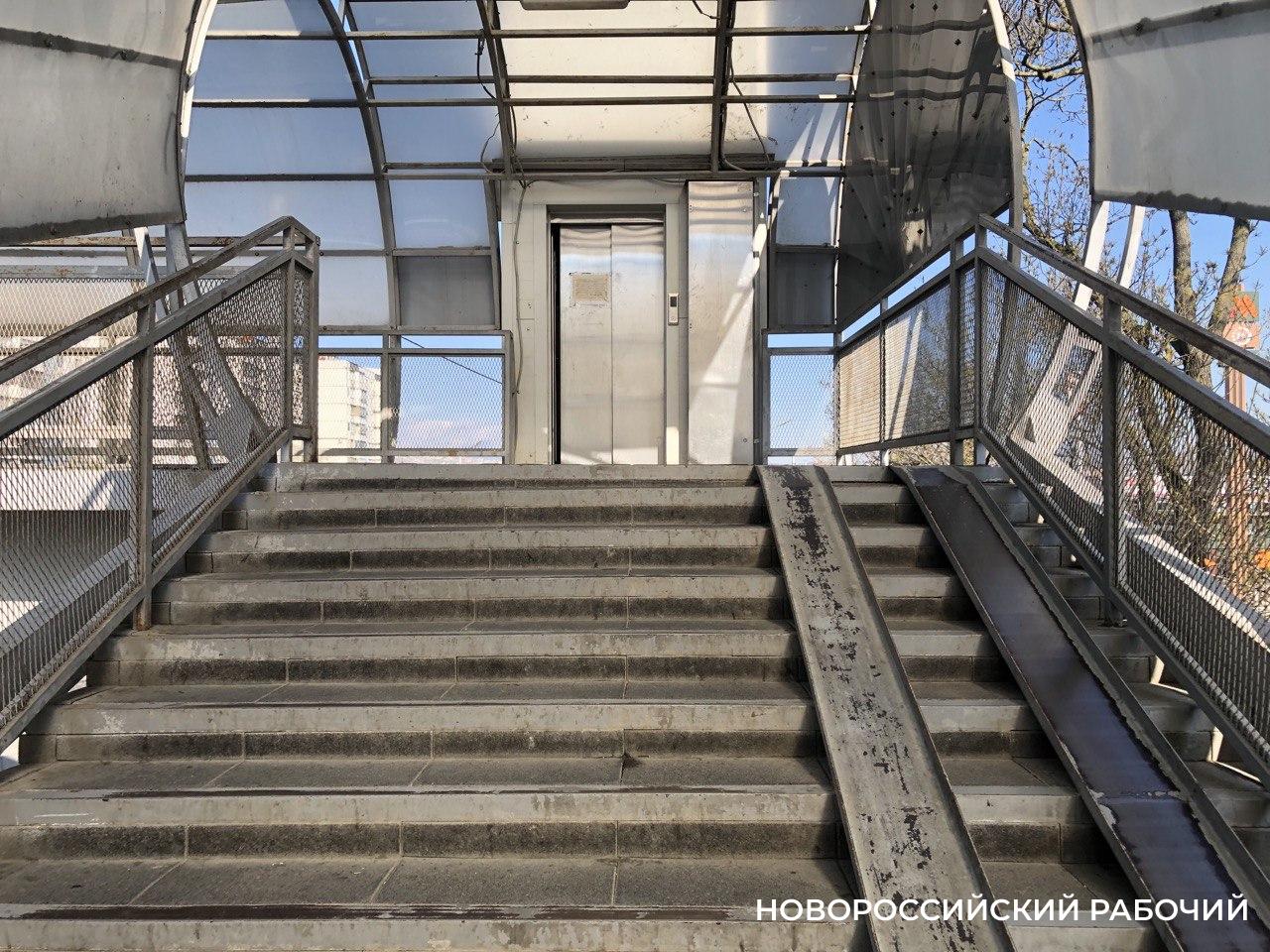 В Новороссийске вандалы испортили лифт в надземном переходе