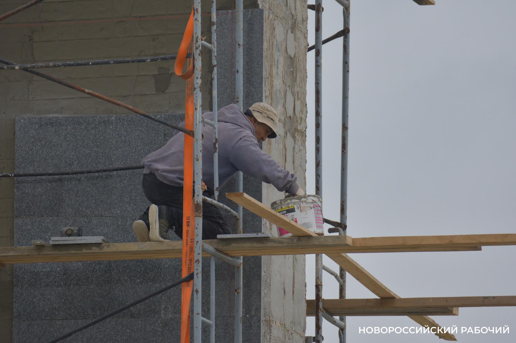 Стелу на Малой Земле в Новороссийске «одевают» в темный гранит