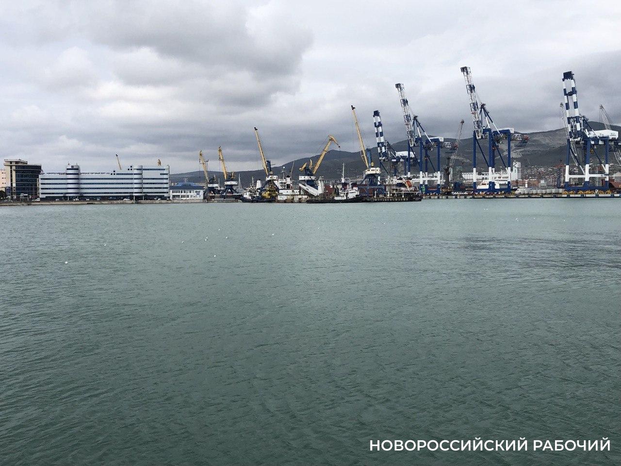 В порту Новороссийск голодный экипаж покинул брошенное у причала судно