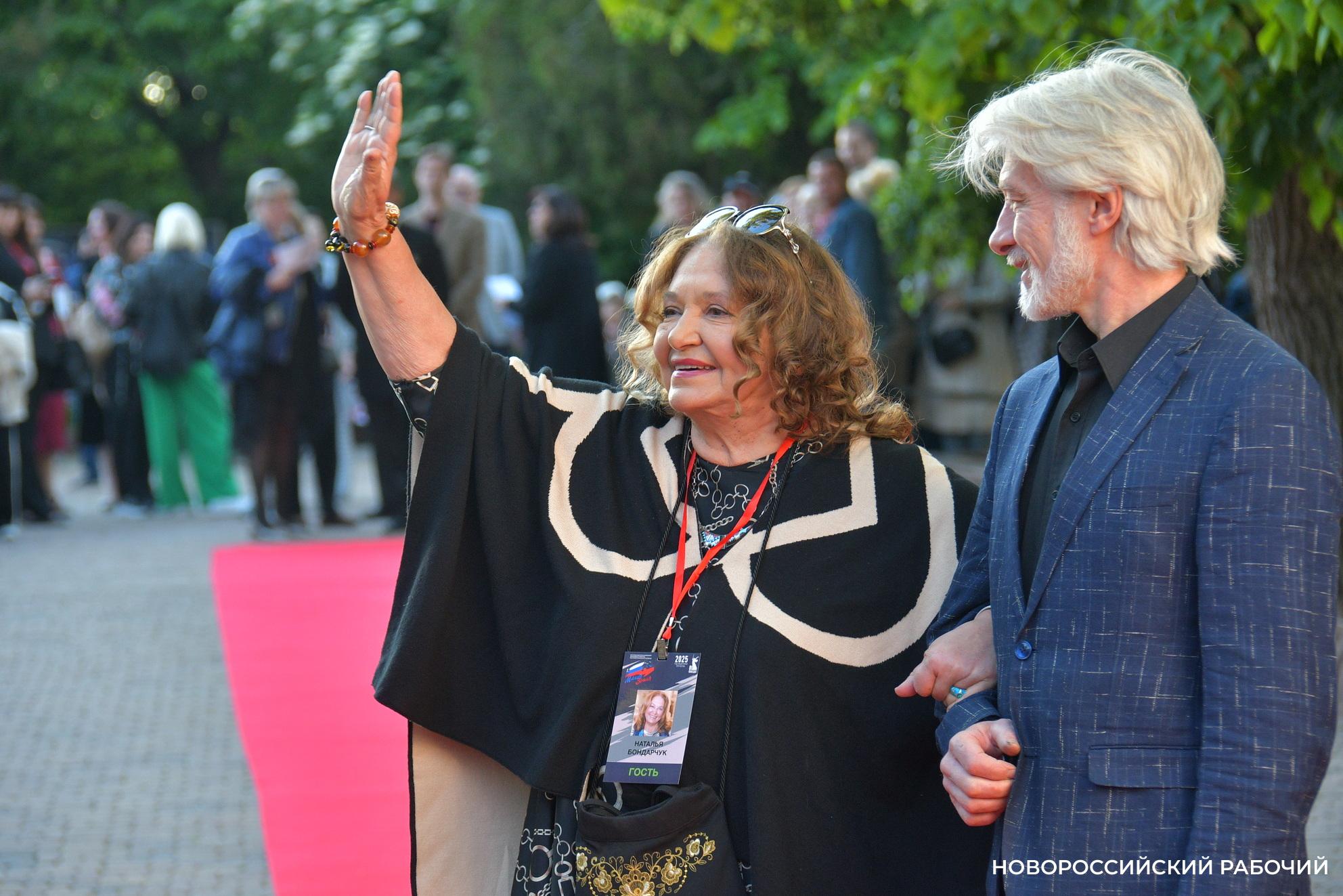 «Люди хотят хорошее кино, душевные стихи и песни». Так считают актеры, приехавшие на кинофестиваль в Новороссийск