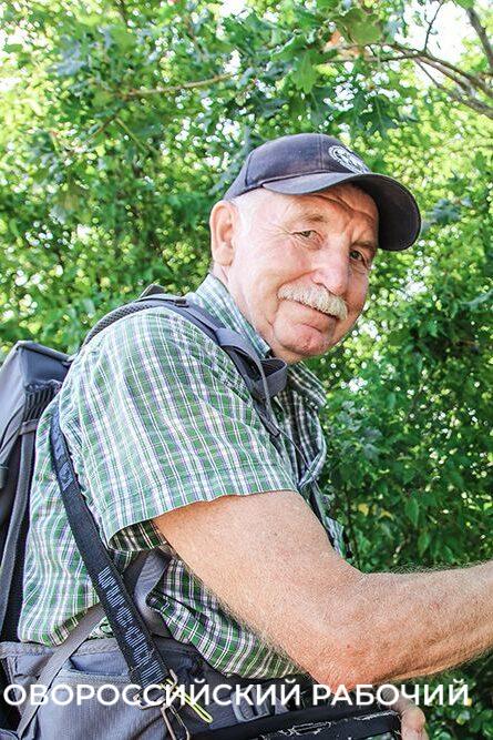 «Убери за собой и за тем парнем». 84-летний пенсионер из Новороссийска несколько лет собирает мусор на пляже