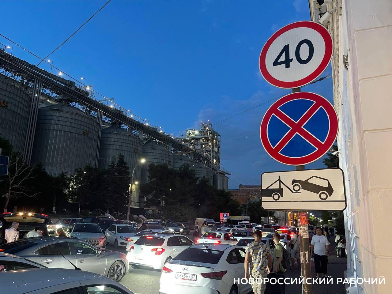 В Новороссийске ограничат парковку возле школы, ресторана и вокзала