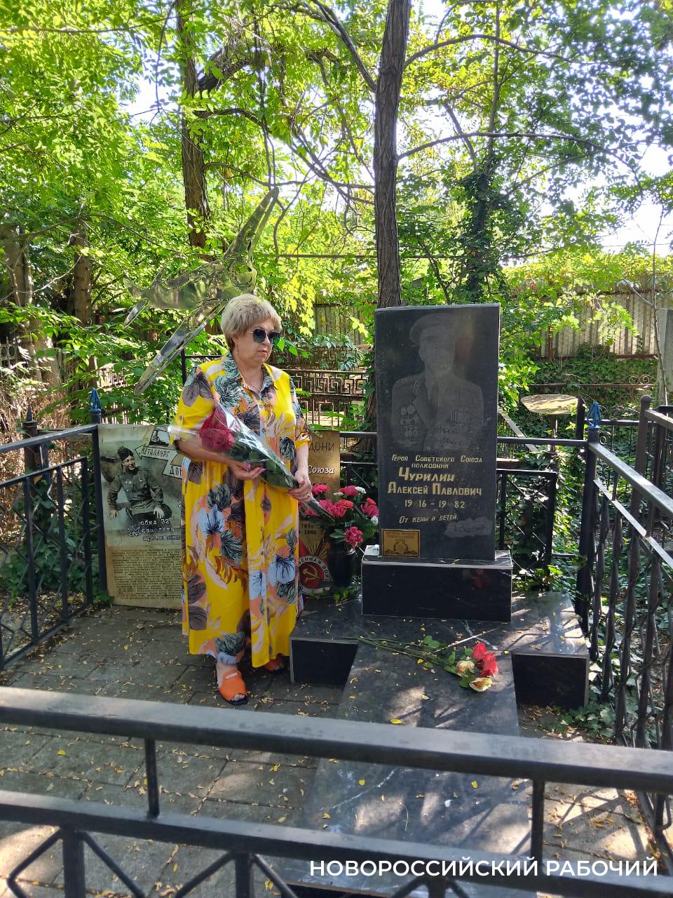 На могилы Героев Советского Союза в Новороссийск приезжают со всей России